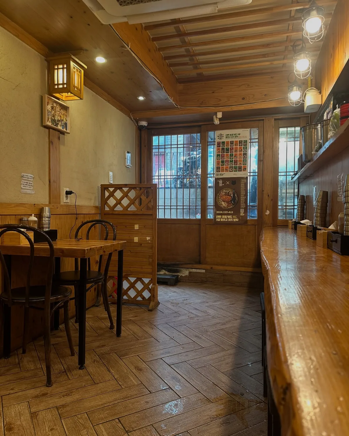 白天 — 木の梁と格子戸が並ぶ店内