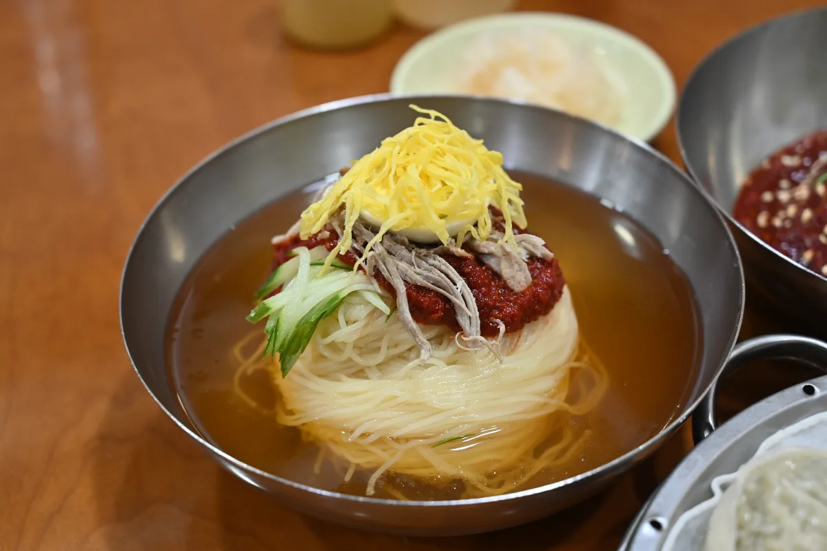 ハルメカヤミルミョン — 肉と錦糸卵をのせた冷麺