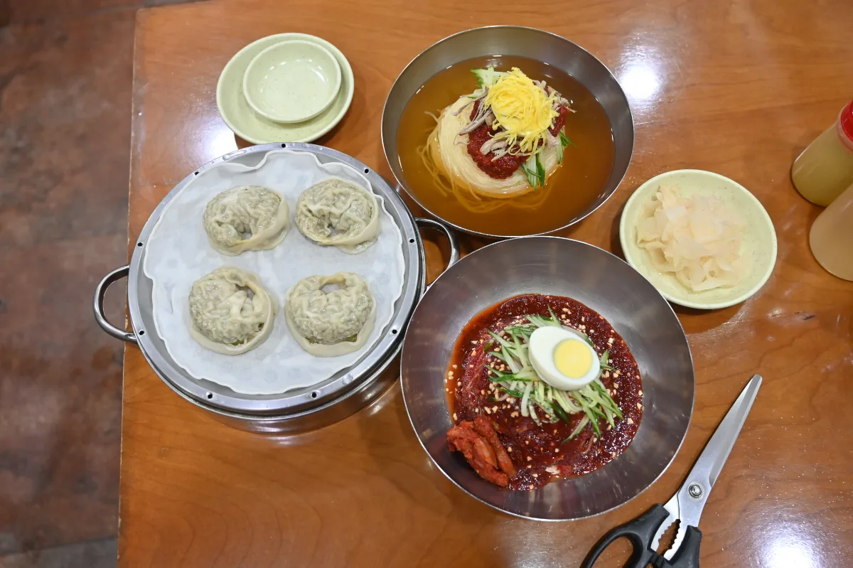 ハルメカヤミルミョン — 冷麺二種と蒸し餃子の食卓