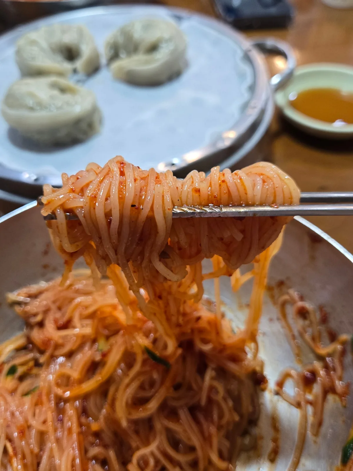箸で持ち上げた辛味麺