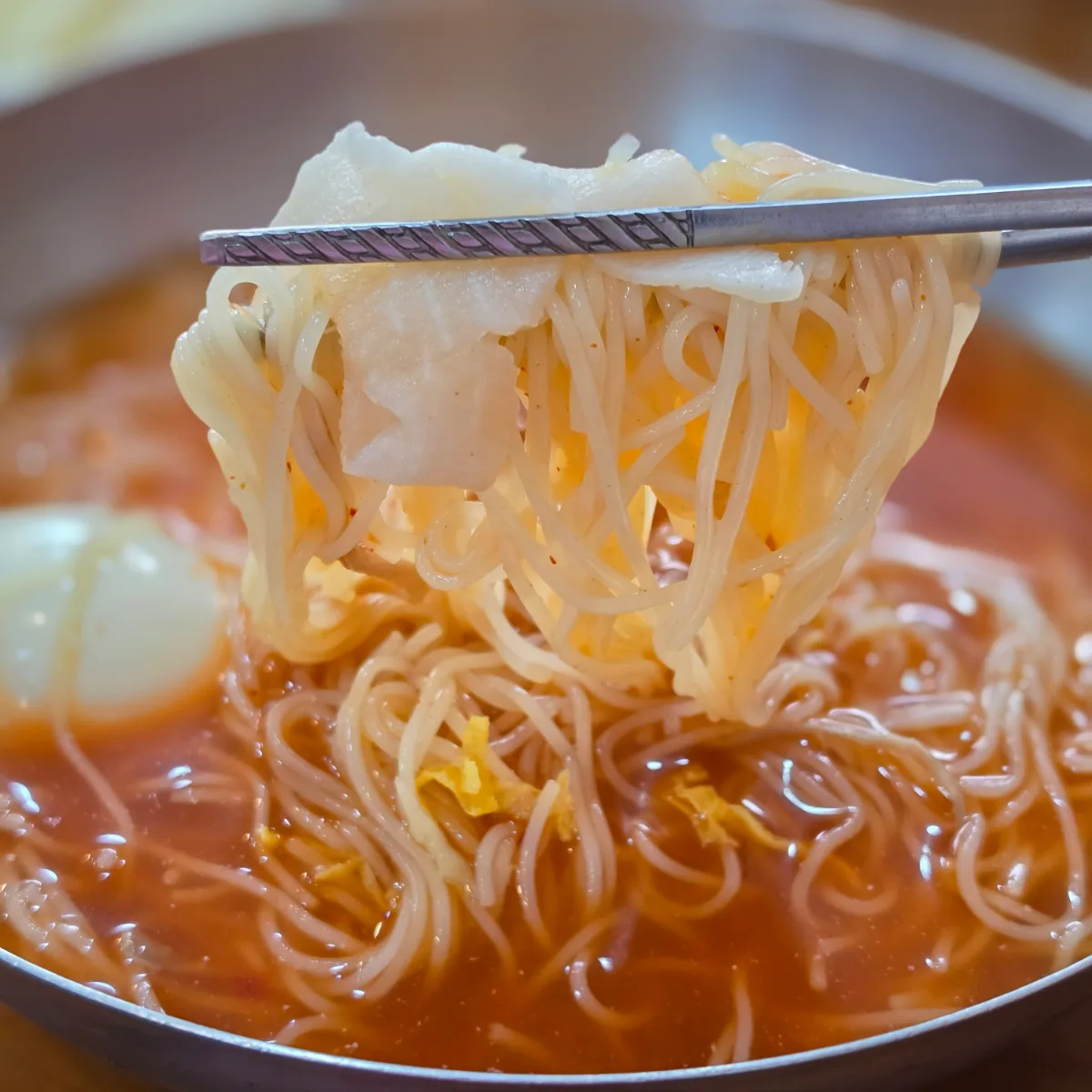 大根を添えた冷製麺