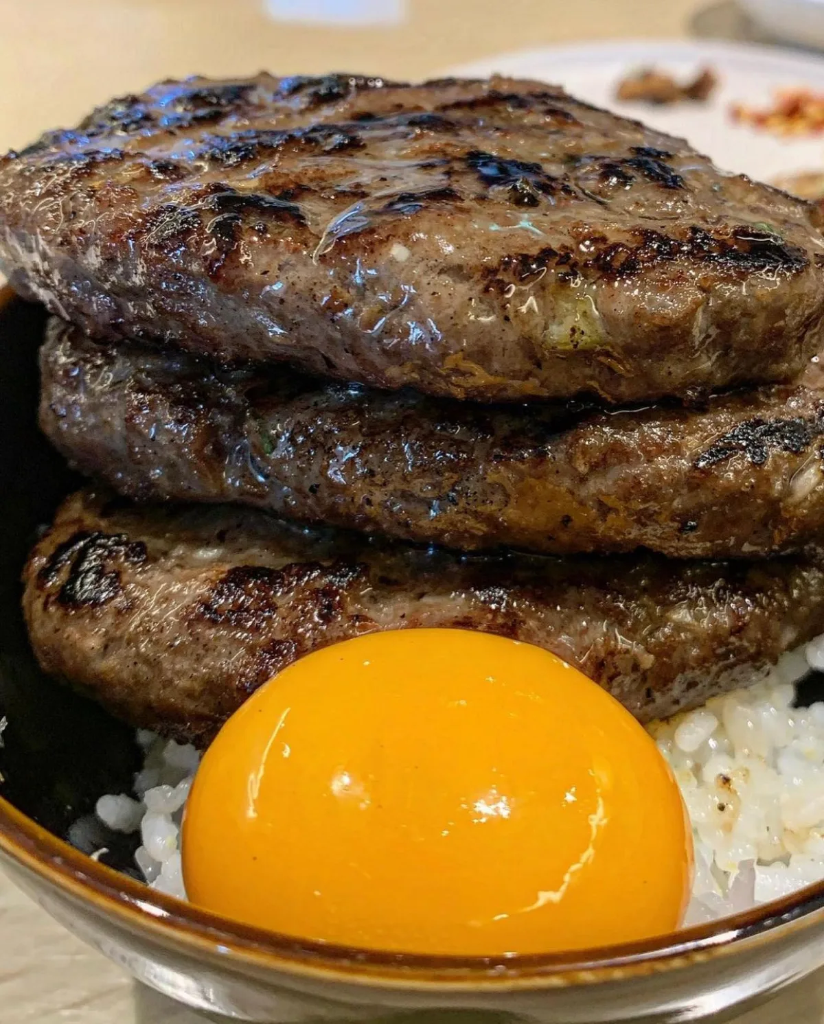 ハムバン — 重なる3枚のハンバーグと卵黄がけご飯