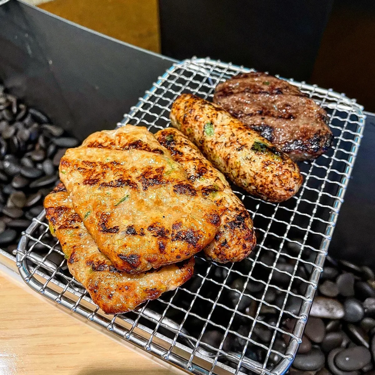 焼き網の上に並ぶ肉だね