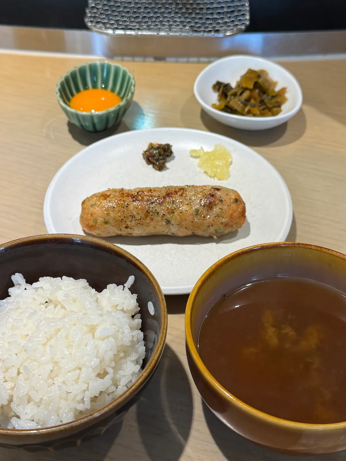 焼いたハンバーグとご飯のセット