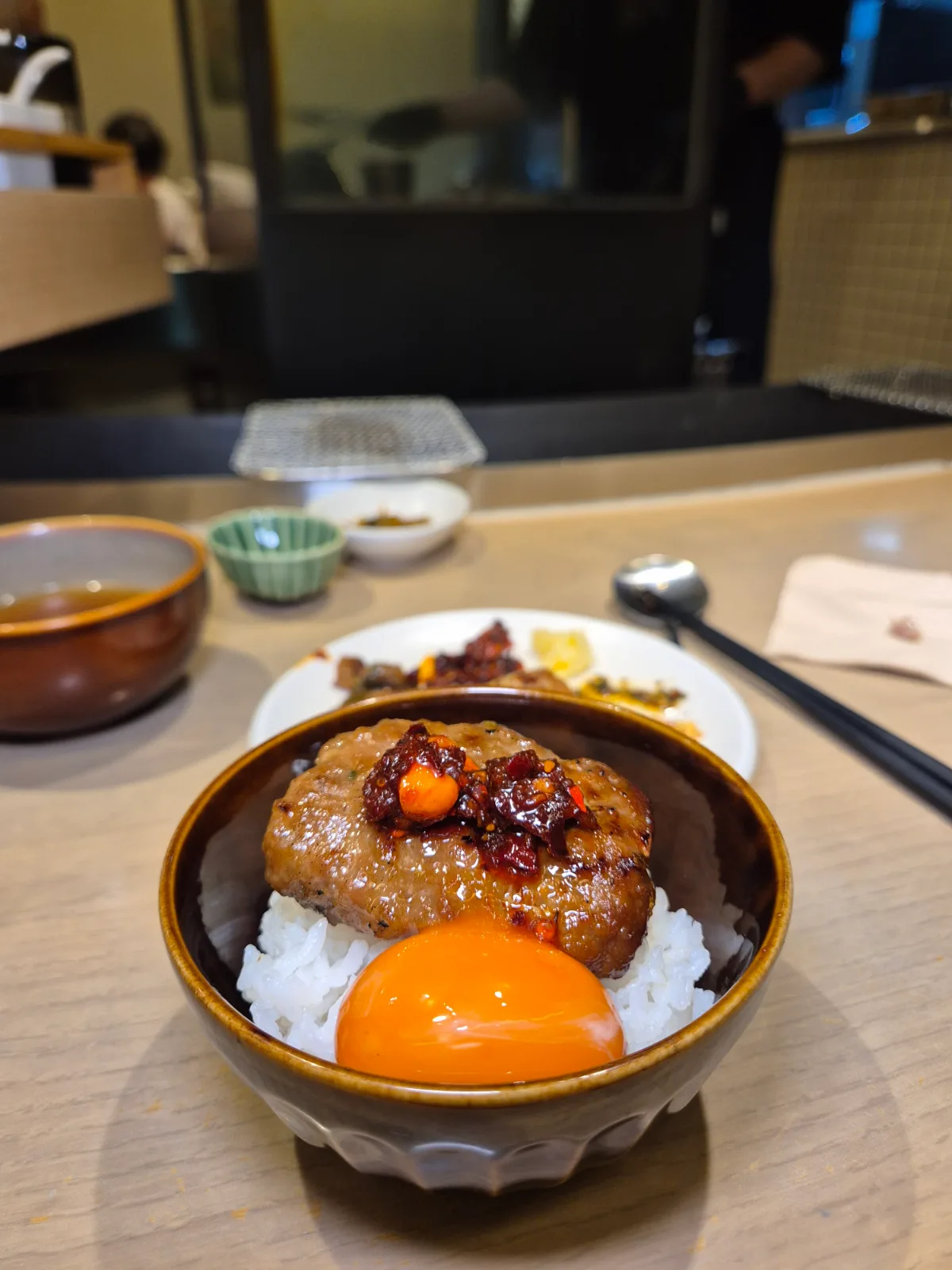 薬味と卵黄のせハンバーグ丼