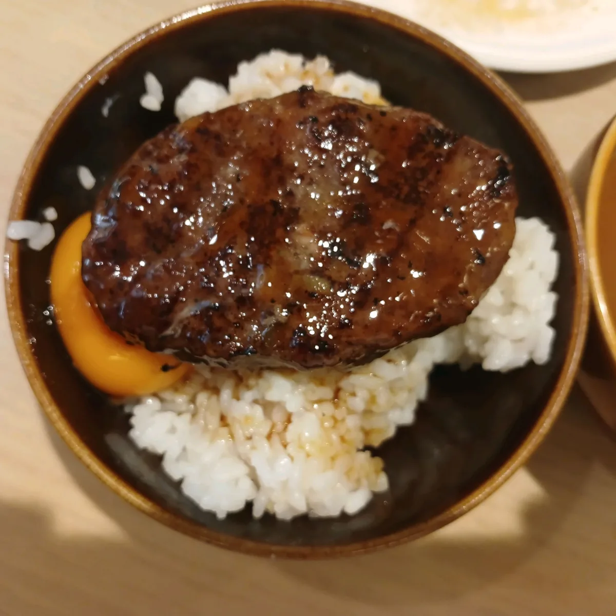 半熟卵と牛肉ハンバーグ丼