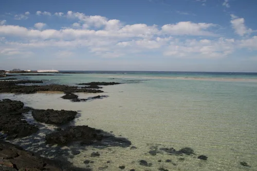 溶岩岩礁が広がる青い海