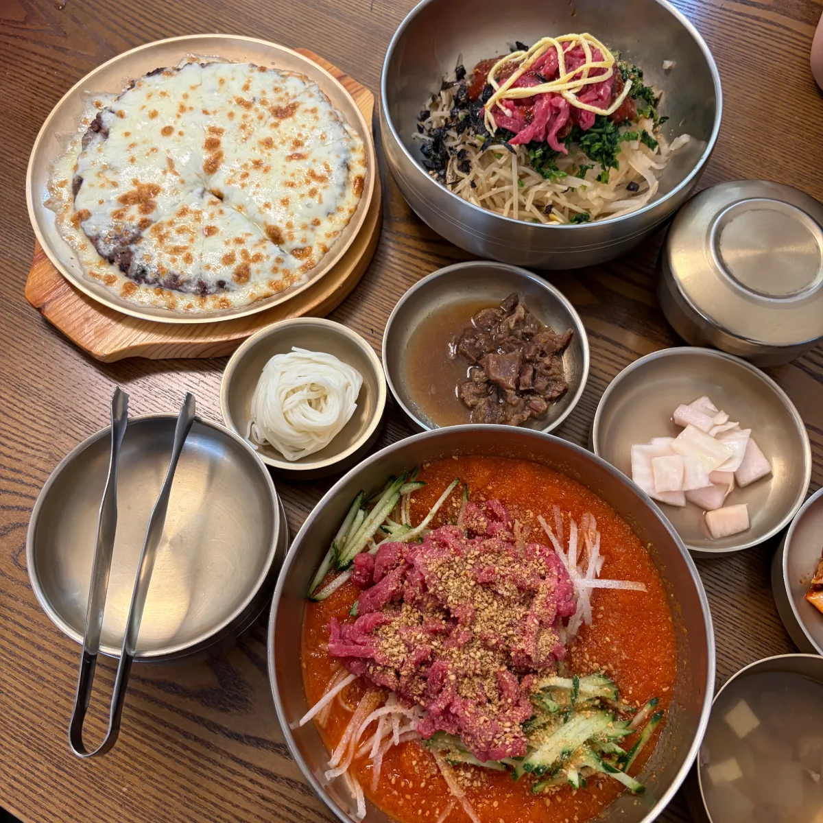 咸陽チッ 皇理団店 — ユッケ料理とチーズ料理が並ぶ食卓