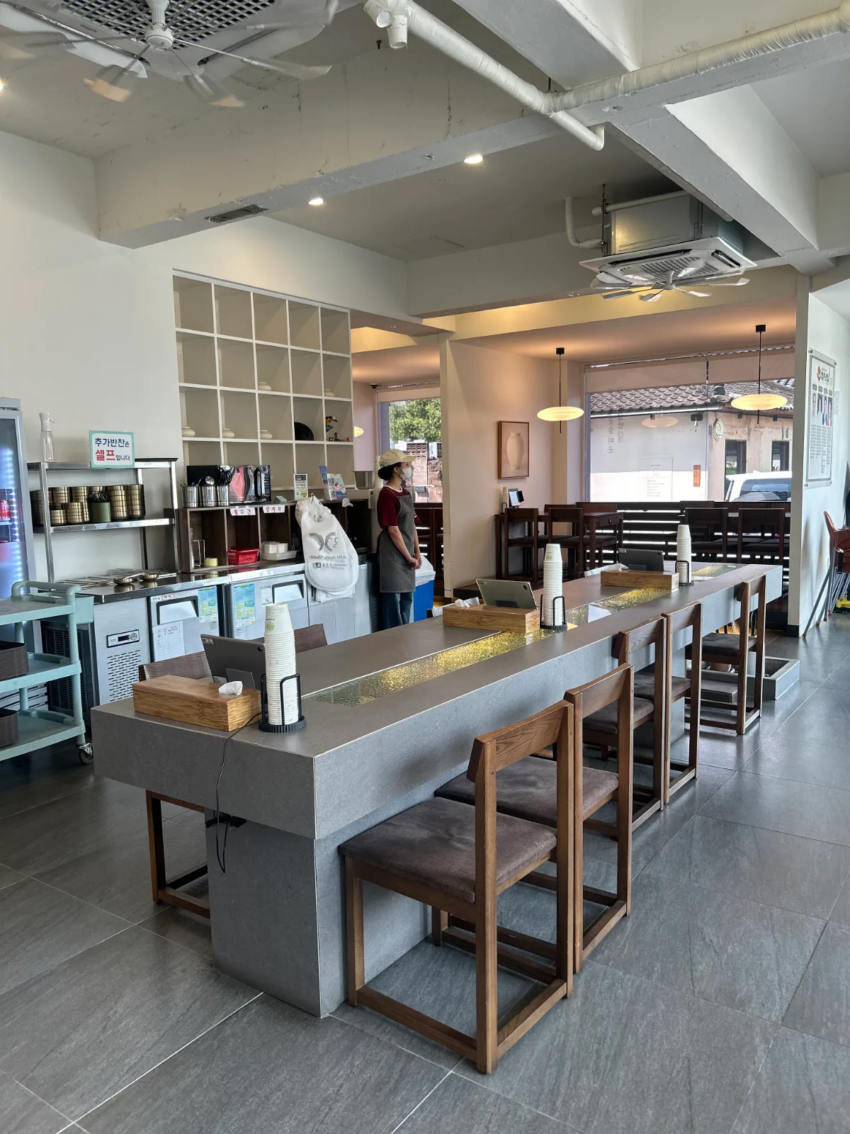 咸陽チッ 皇理団店 — 長いテーブルと木製の椅子