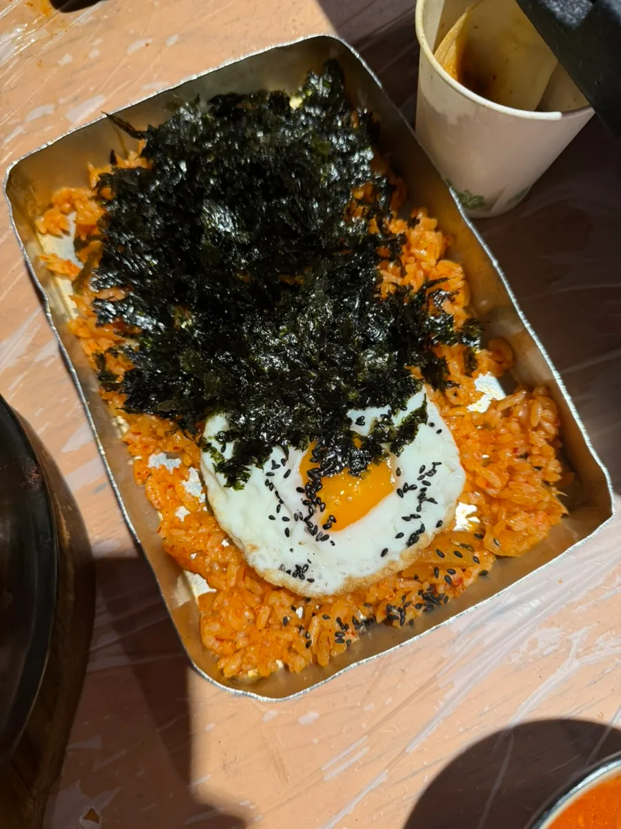 海苔と目玉焼きをのせた弁当箱のキムチチャーハン