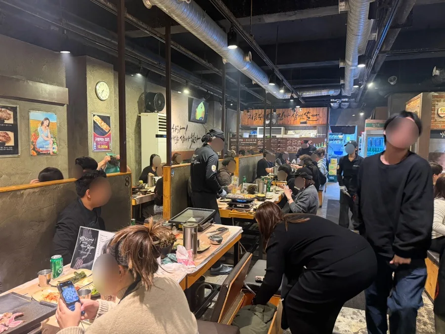 客でにぎわうテーブル席