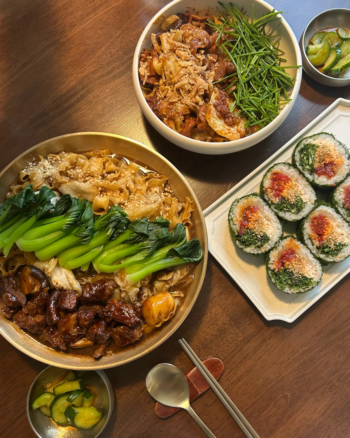 HanB — 麺と太巻きが並ぶ食卓