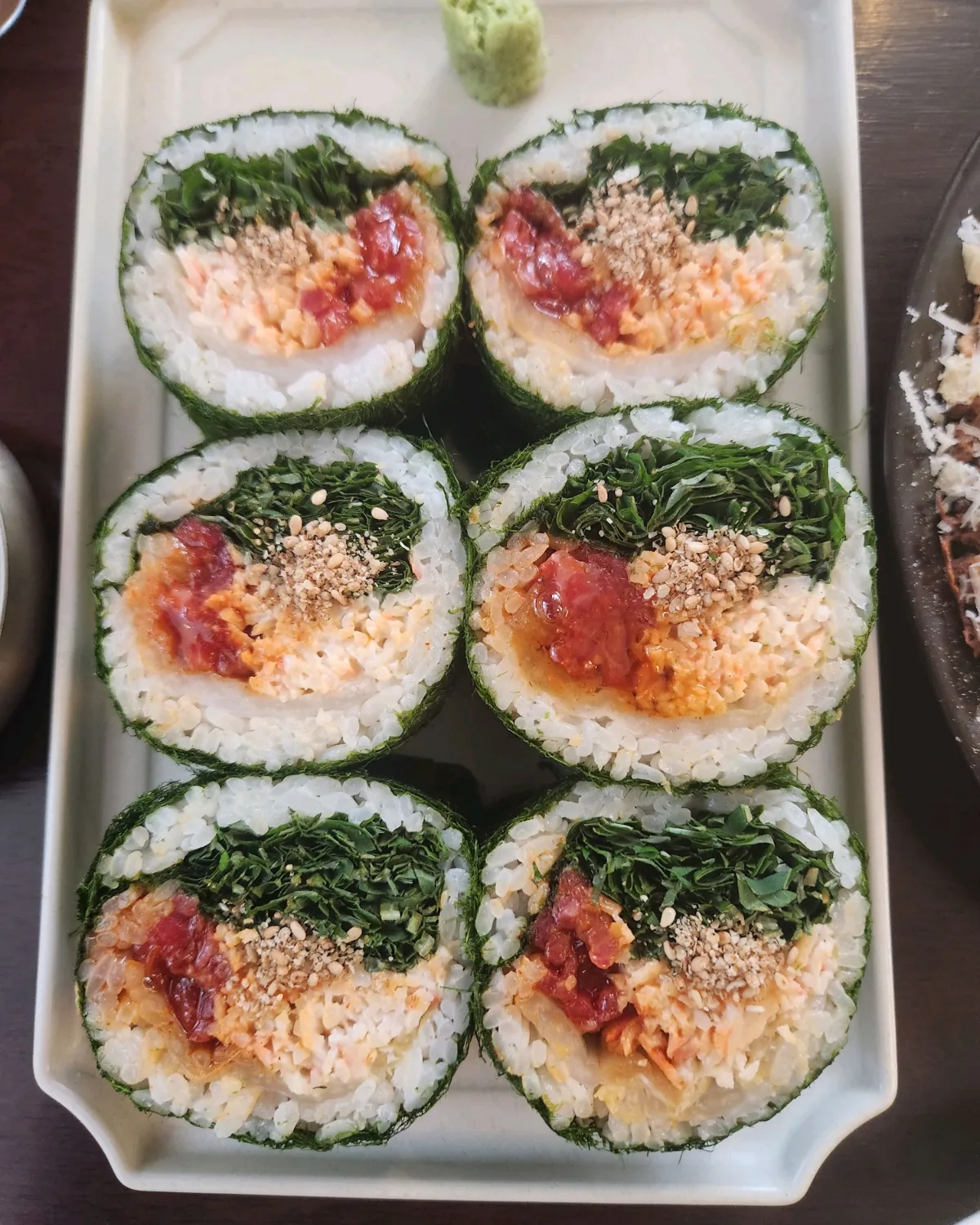 葉物と赤い具を巻いた太巻き