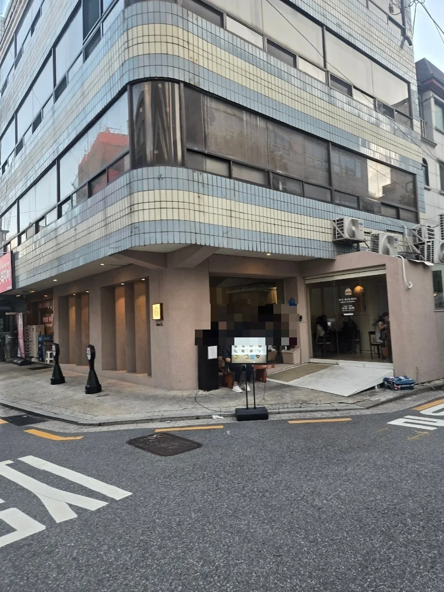 HanB — 角地にあるガラス張りの入口