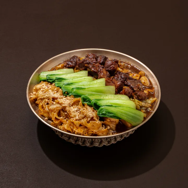 低温調理カルビの刀削麺