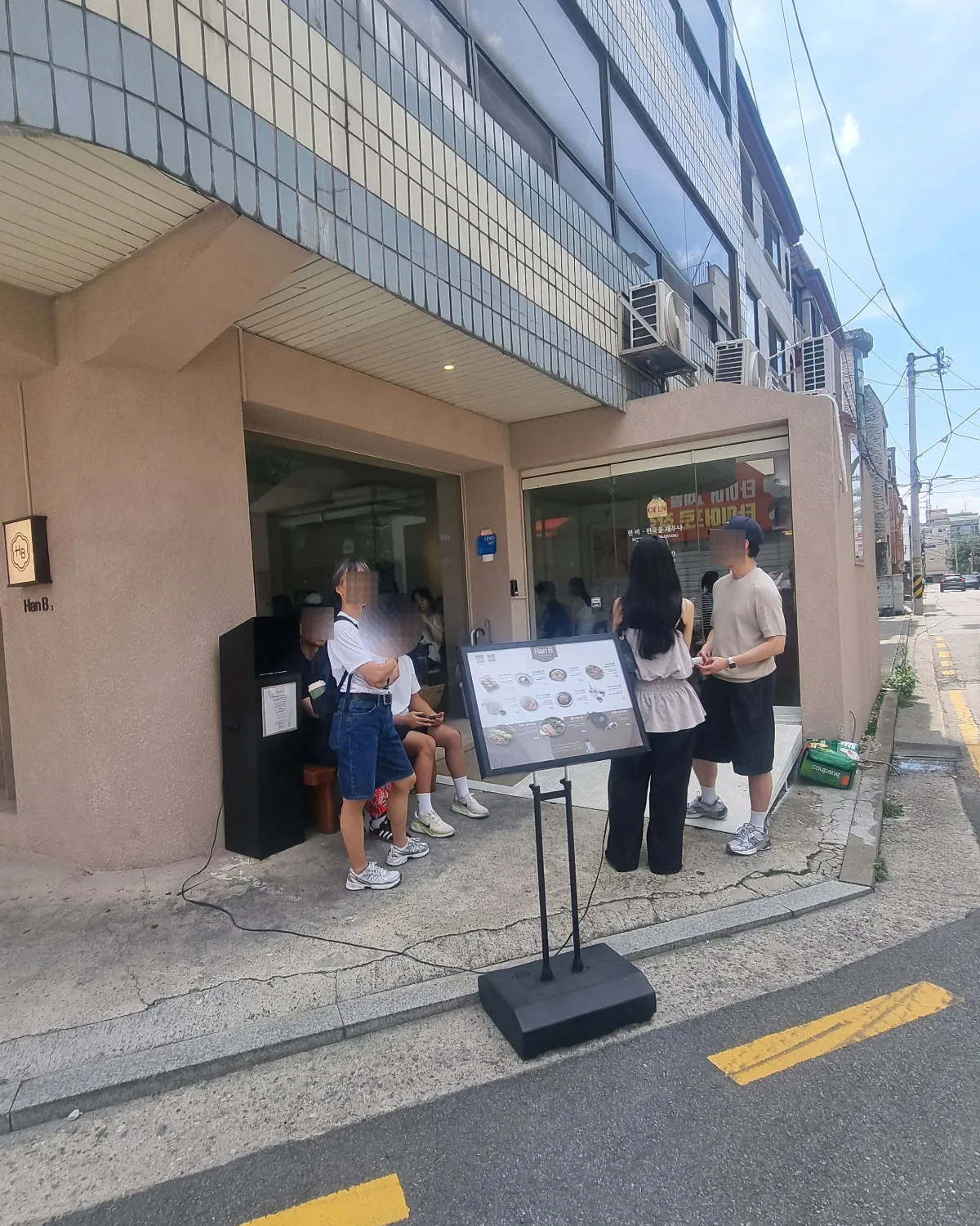 HanBの店先で待つ人たち