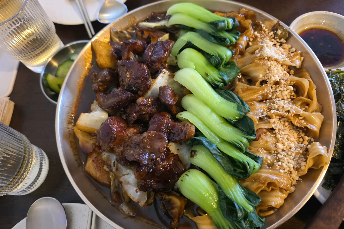 カルビと青梗菜を添えた麺