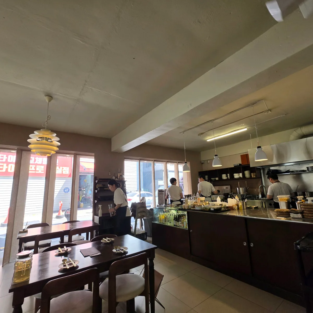 オープンキッチンのある店内