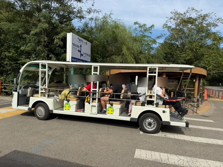 公園へ向かう電気車