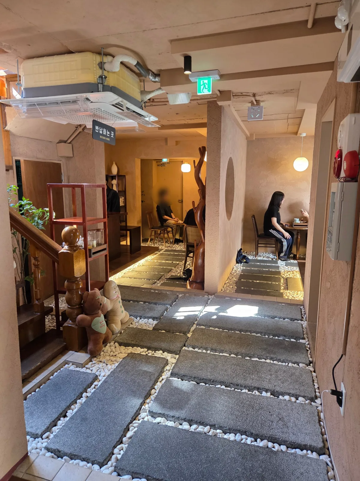 白い砂利と飛び石を敷いた客席