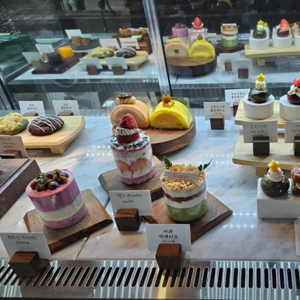 ジュアクや餅ケーキが並ぶショーケース