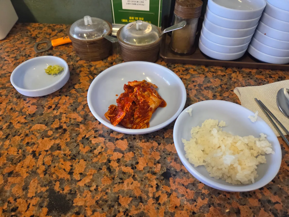 白菜キムチとご飯、卓上調味料