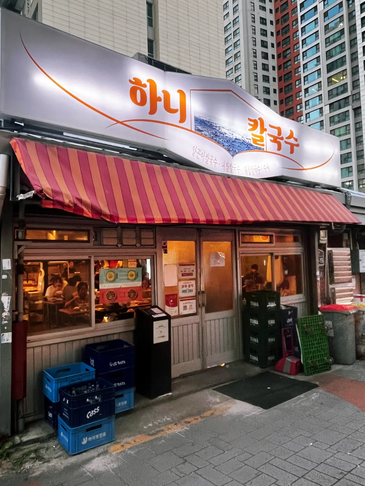 縞模様のひさしと店の入口