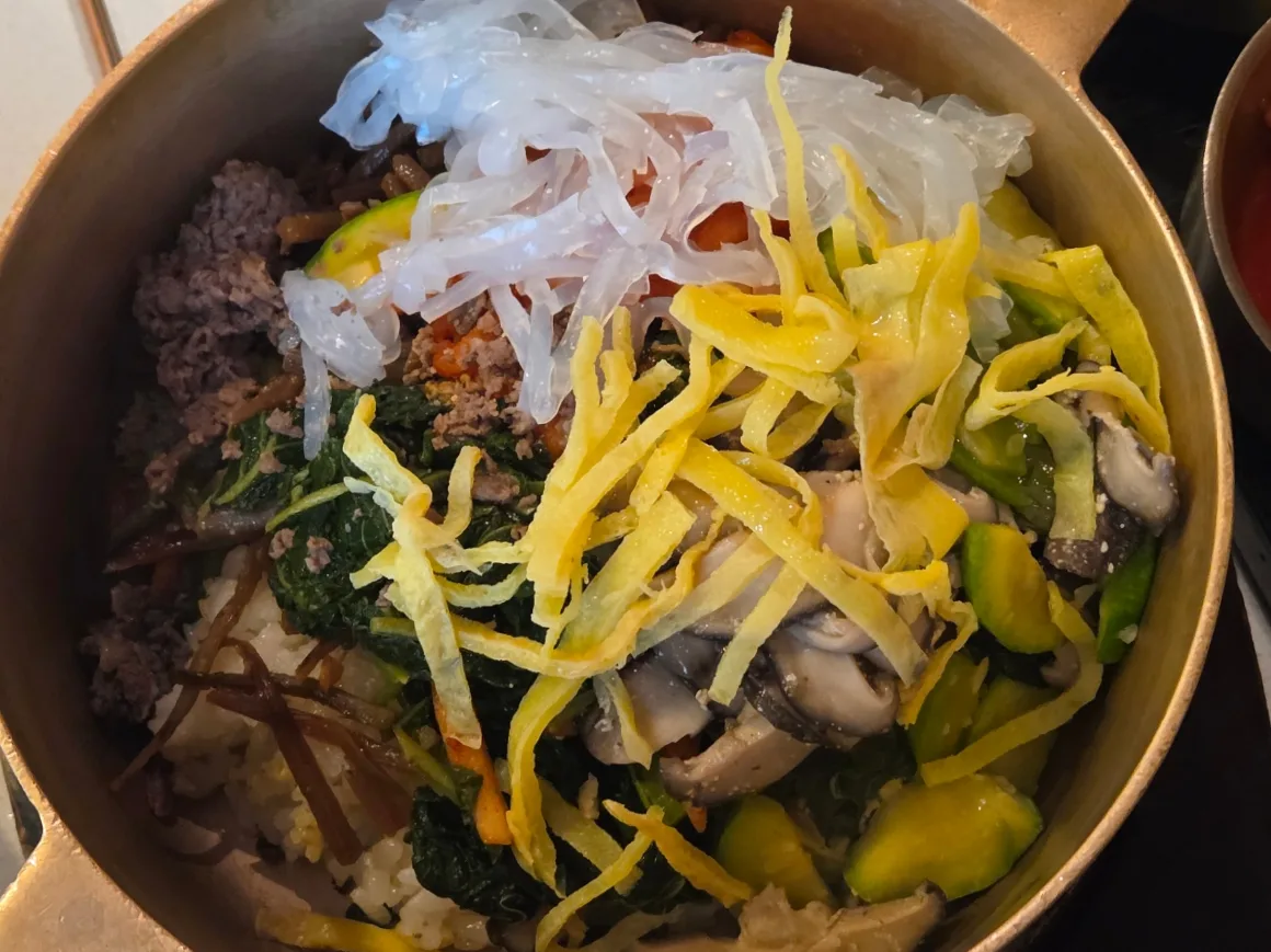野菜と錦糸卵を盛ったご飯
