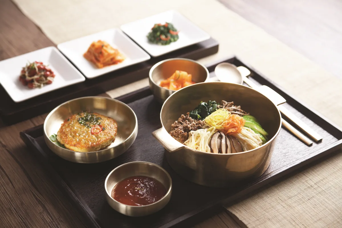 韓一館 狎鴎亭本店 — 真鍮器の彩り豊かな混ぜご飯