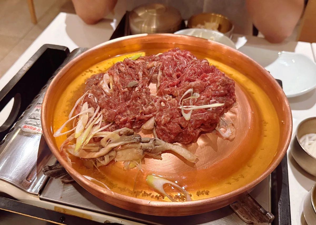 銅鍋に盛られた薄切り牛肉