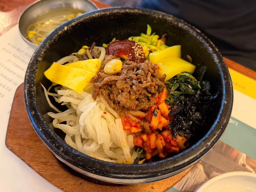 韓国チッ 全州本店 — 石鍋に盛った具沢山ビビンバ