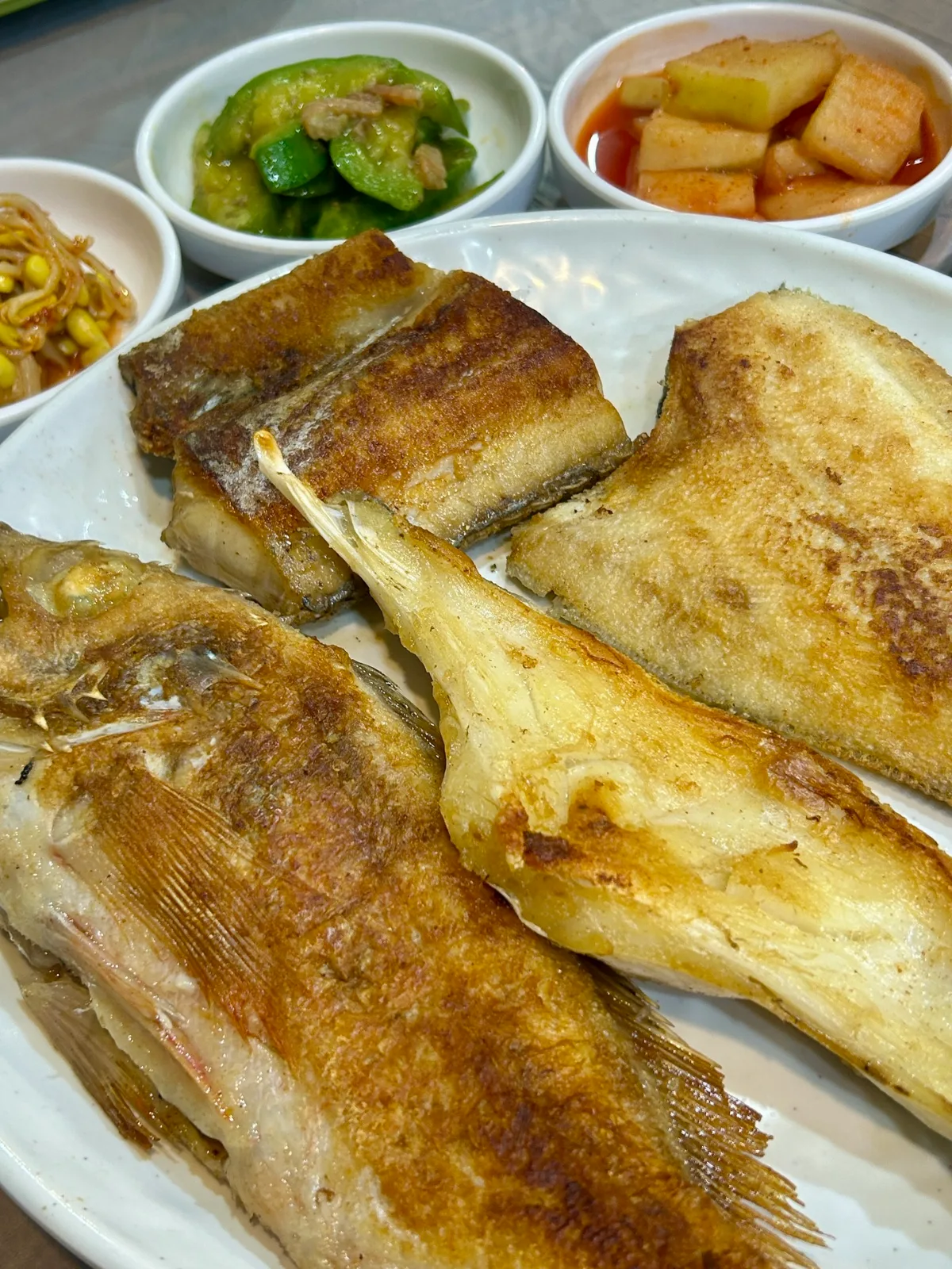 ハンウォル刺身店 — 香ばしく焼いた魚の盛り合わせ