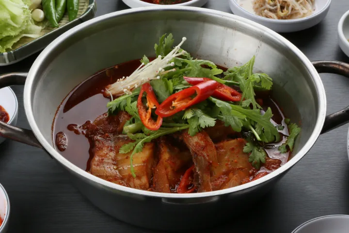 青菜を添えた赤い魚の煮付け