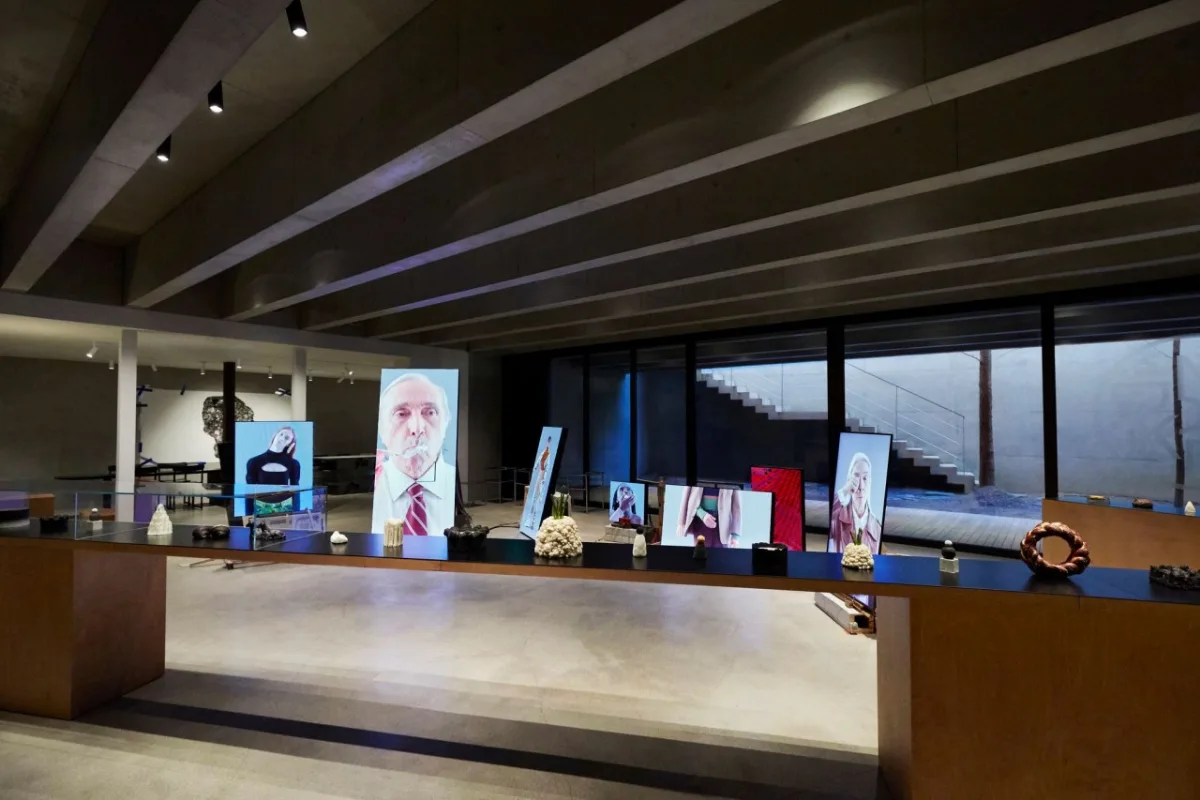 映像作品が並ぶ長い展示台