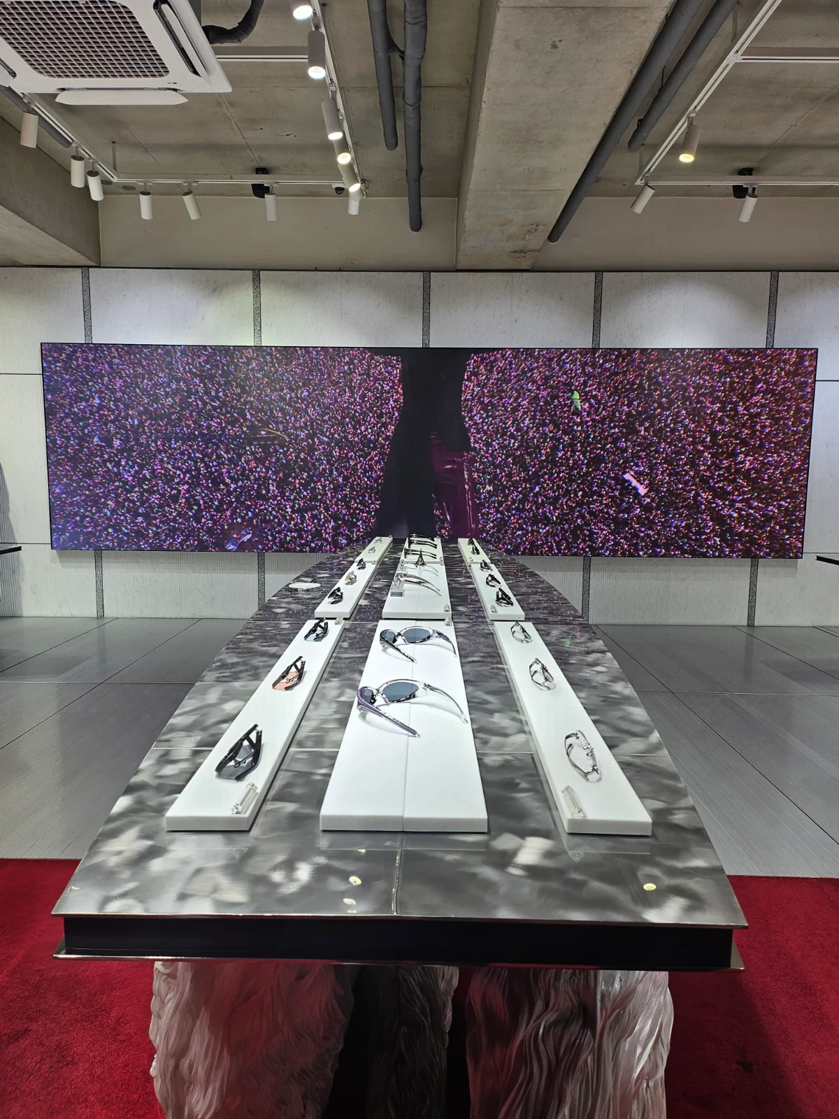 映像壁へ伸びる眼鏡展示台