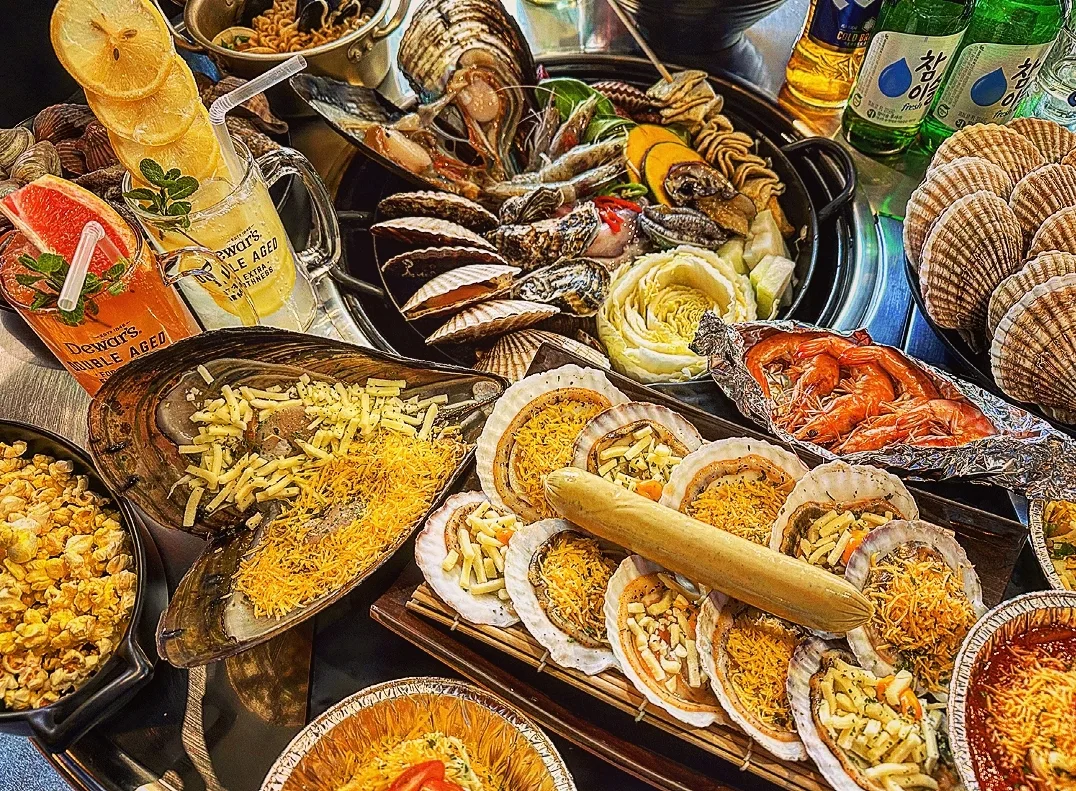 Hawaii Shellfish 弘大店 — 貝やエビが並ぶ海鮮料理