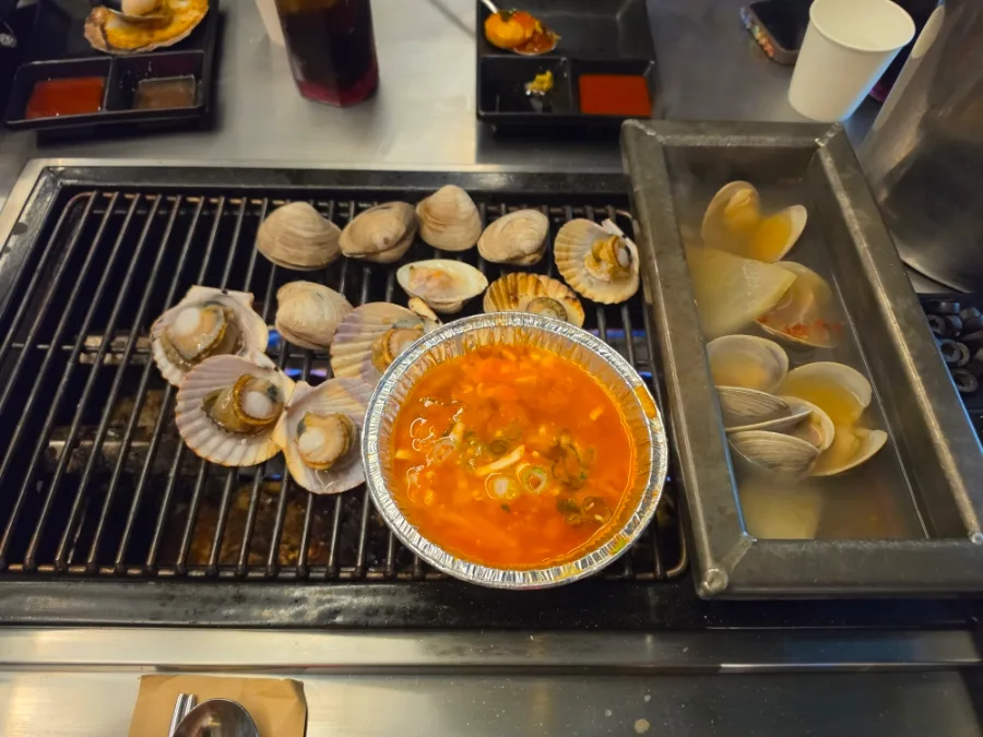 網で焼く貝と海鮮
