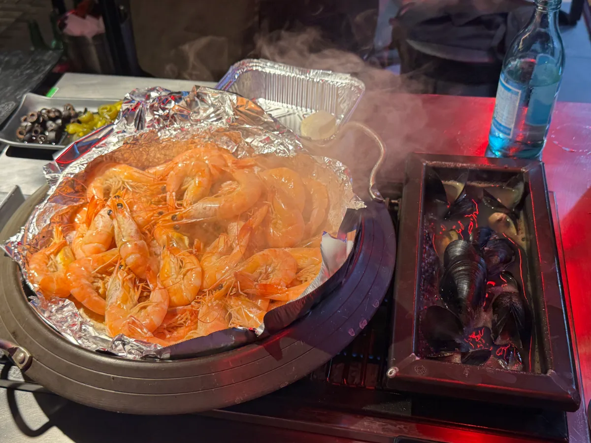 Hawaii Shellfish 弘大店 — 湯気の立つ焼きエビ