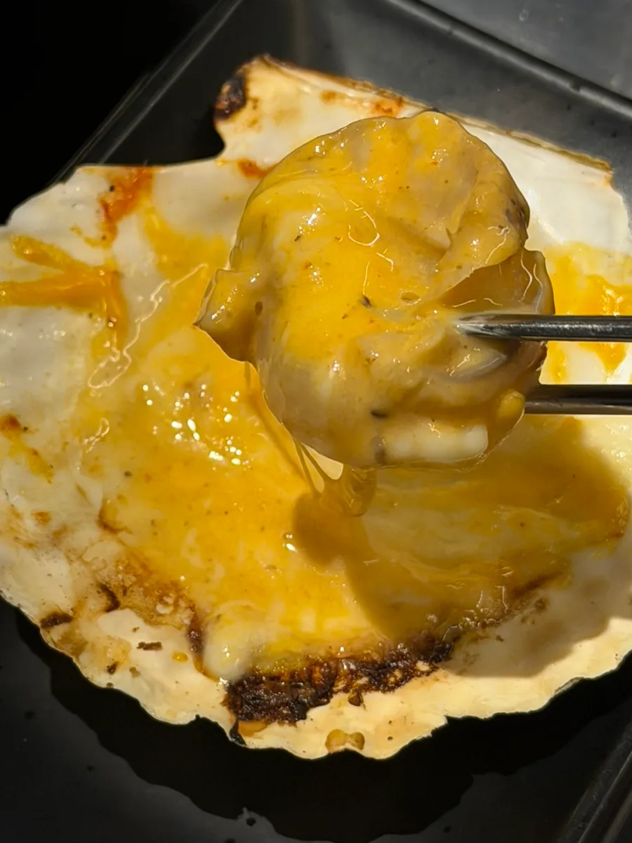 チーズをのせて焼いたホタテ