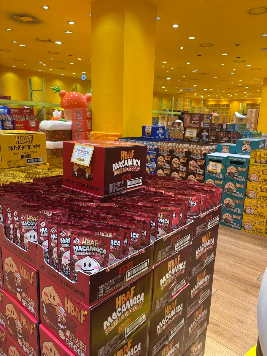 赤いマカダミア菓子の陳列
