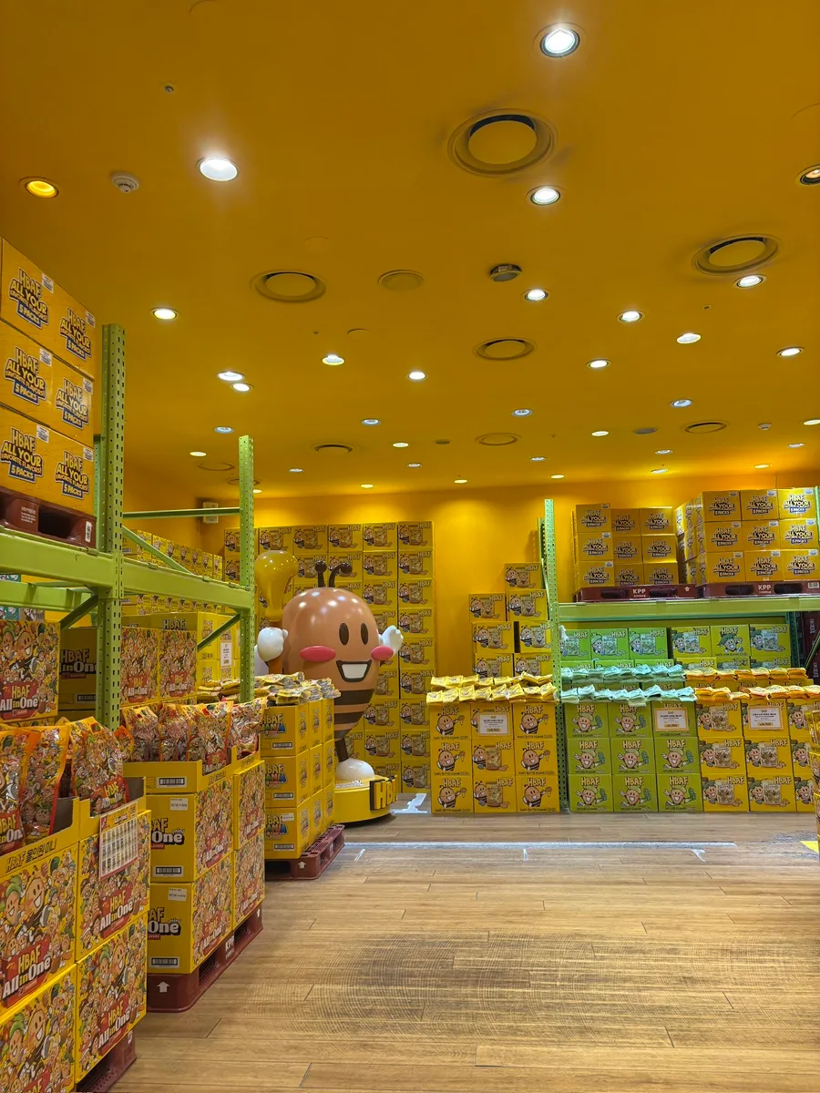 HBAF Almond Store 明洞1号店 — 黄色い店内とアーモンド棚