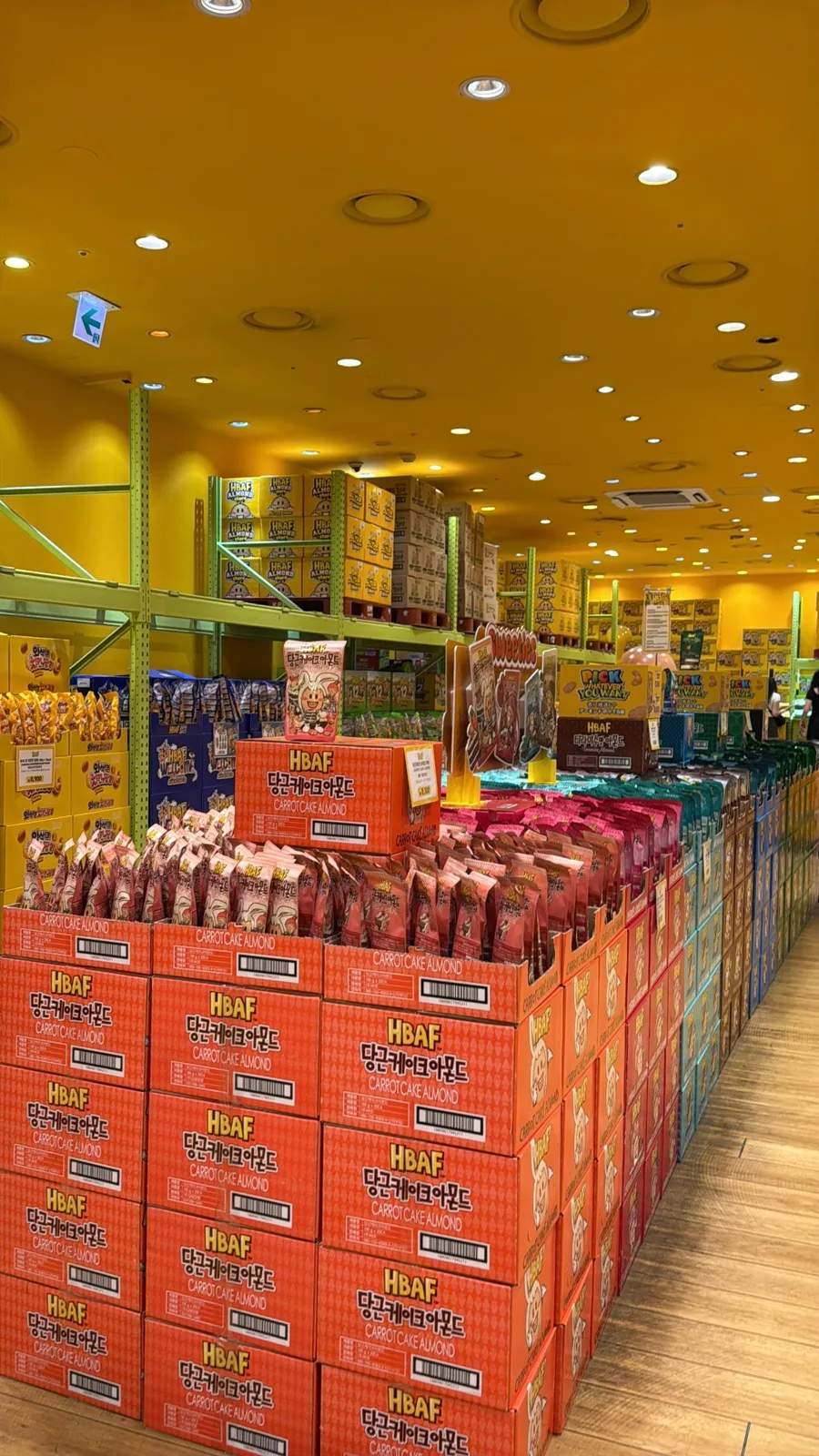 黄色い店内に並ぶ菓子箱