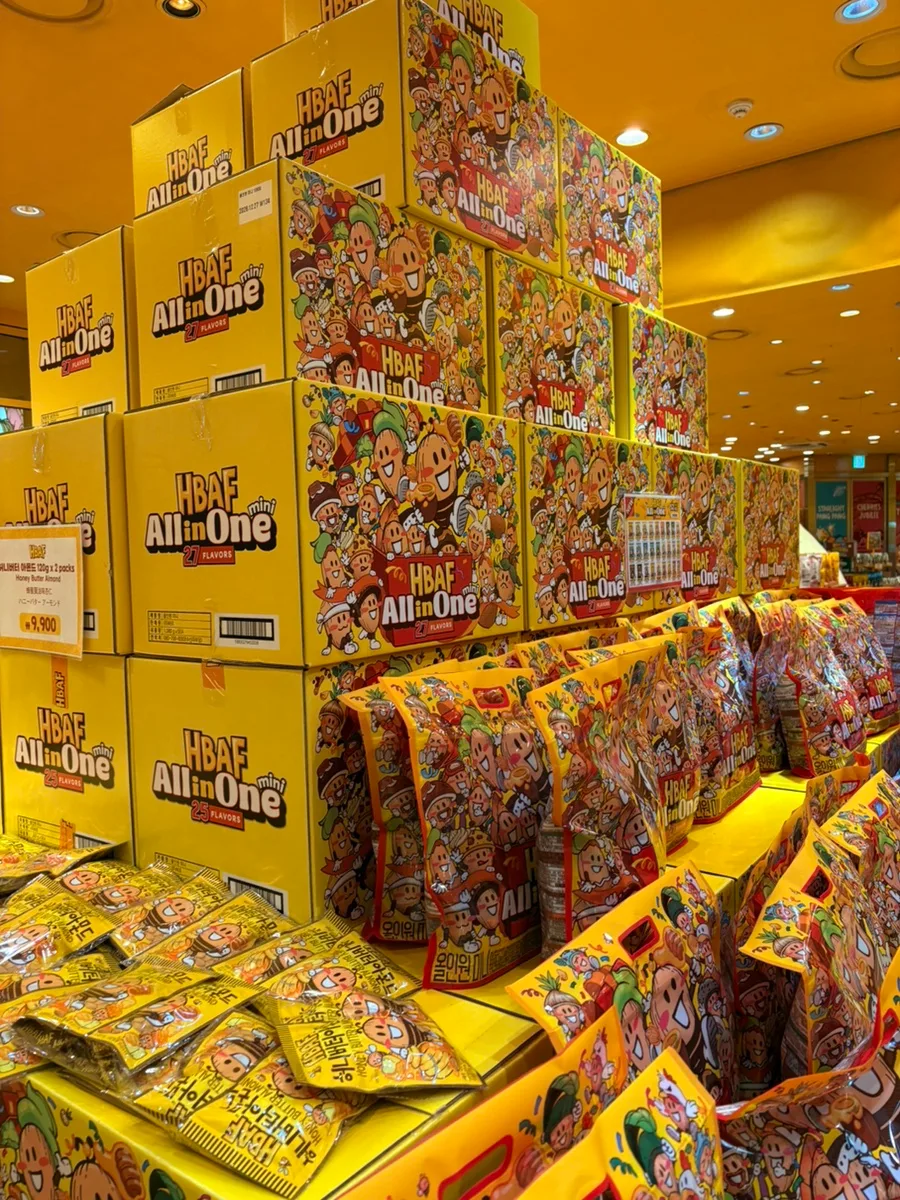 HBAF Almond Store 明洞1号店 — 黄色いオールインワン箱の山