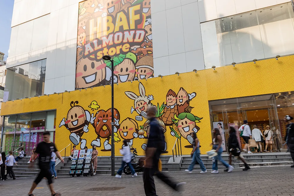 HBAF Almond Store 明洞1号店 — 黄色い壁画のHBAF店舗