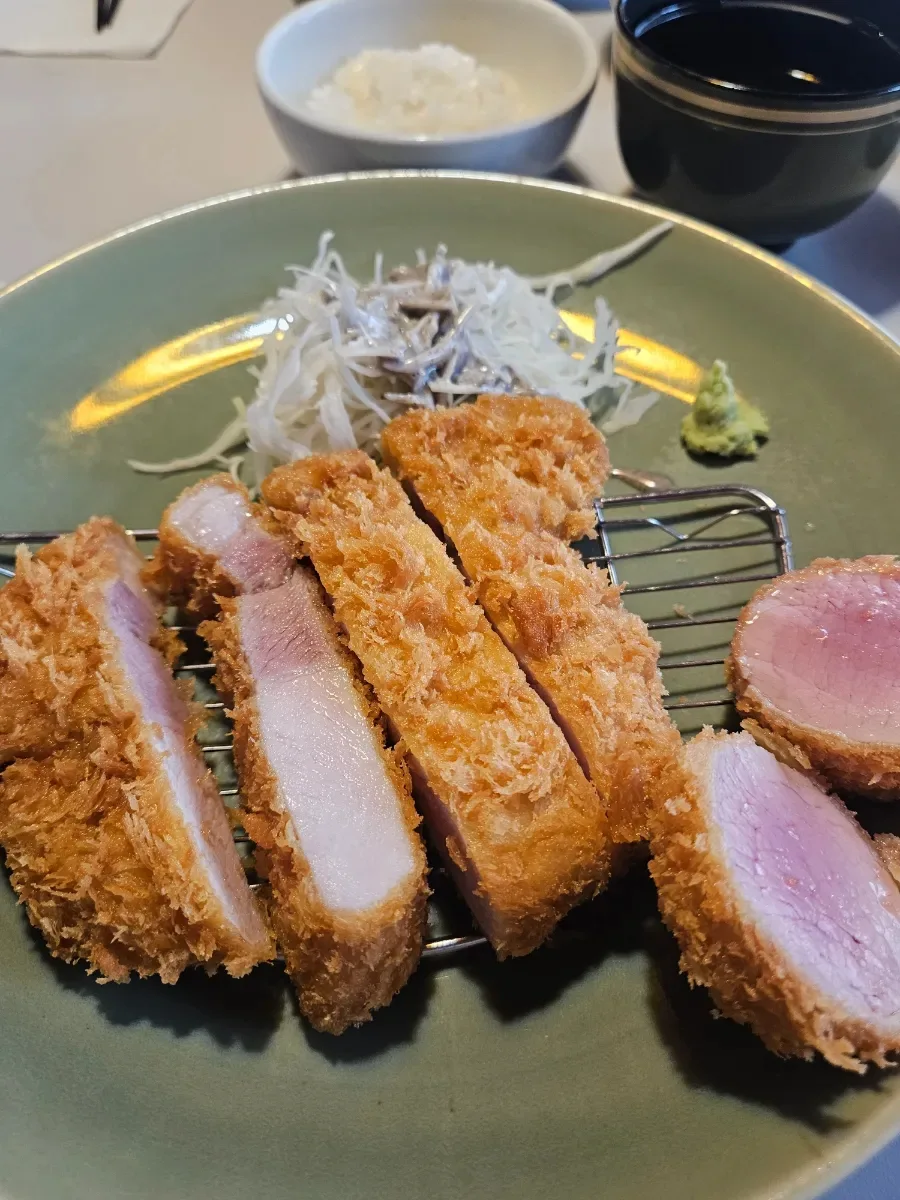 断面がきれいな厚切りとんかつ