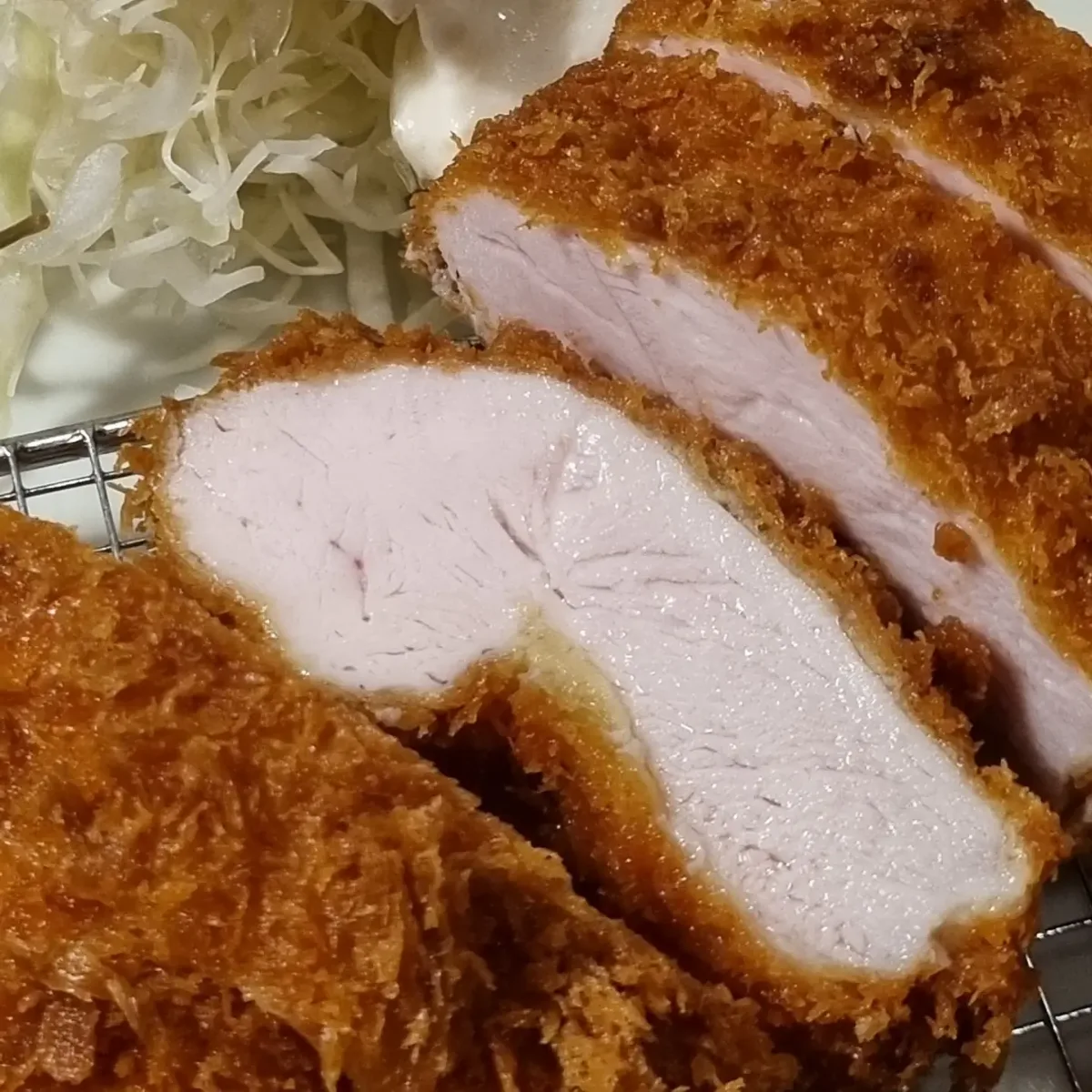 しっとりした白身肉かつの断面