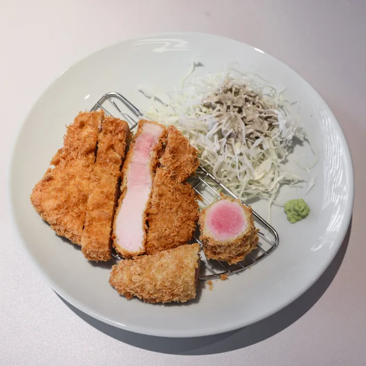 断面が桜色のロースかつと千切りキャベツ