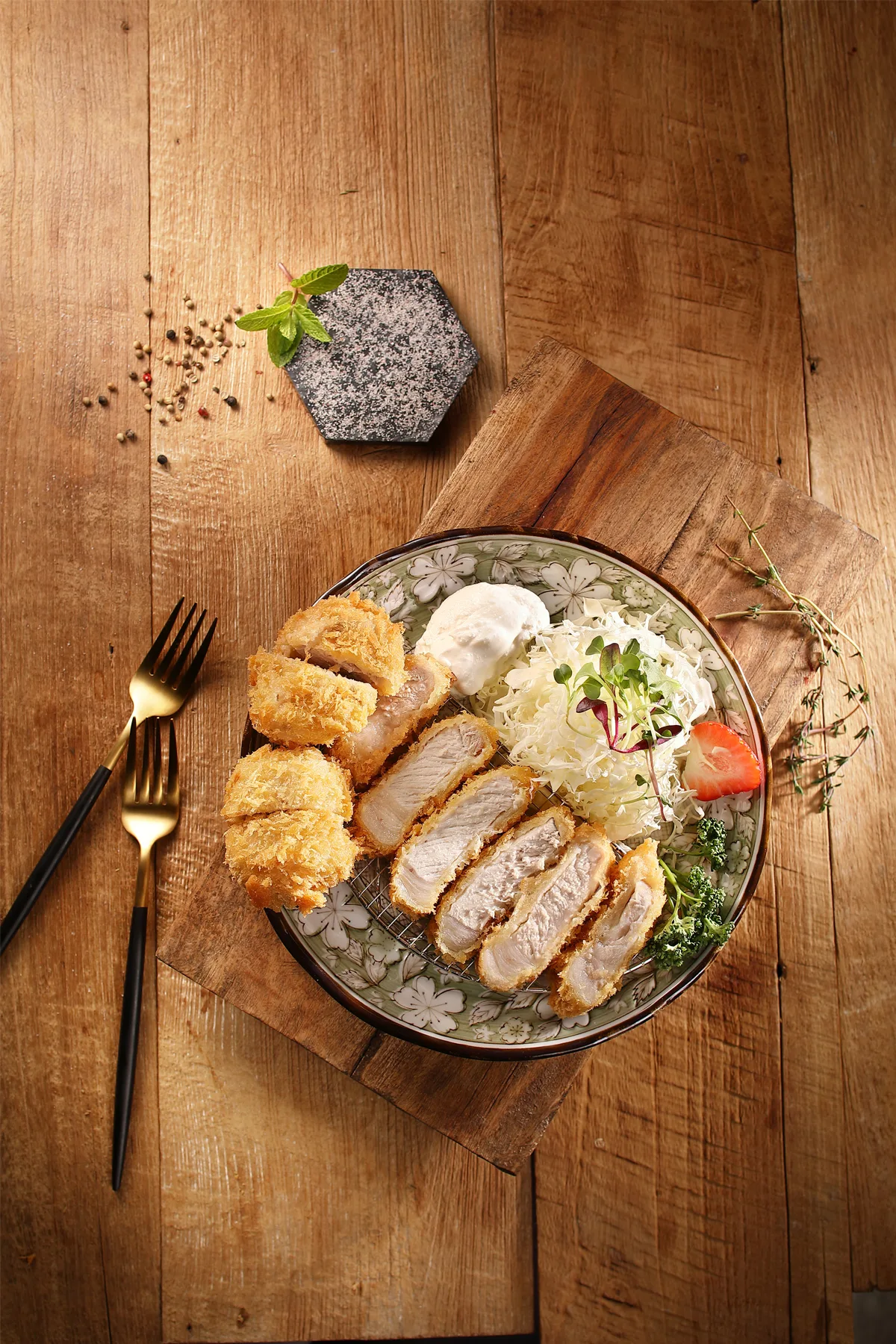 木製トレイに盛られたカツと副菜
