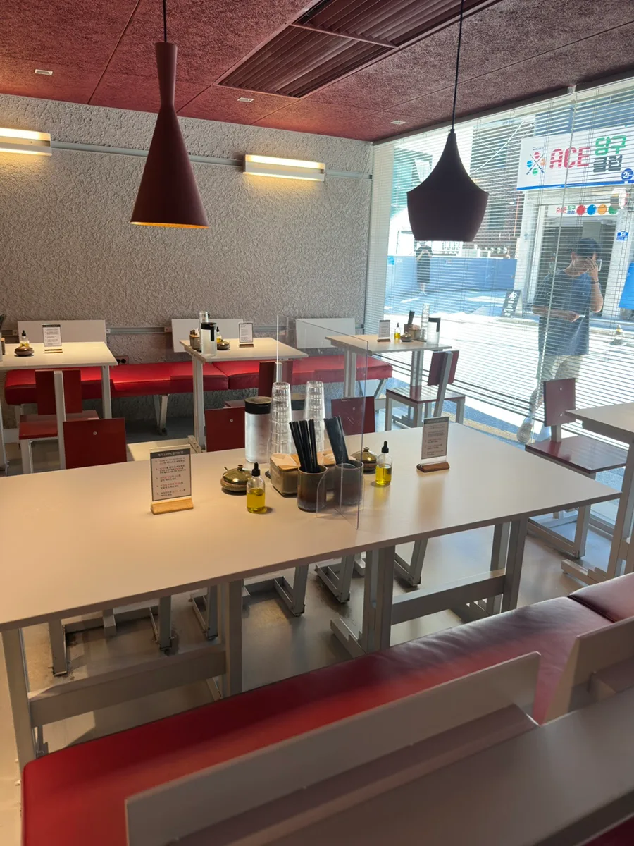 赤い天井とペンダント照明の店内