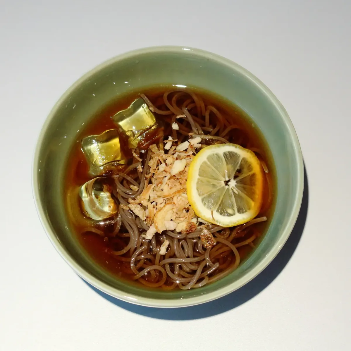碧 — 氷とレモンを添えた冷そば